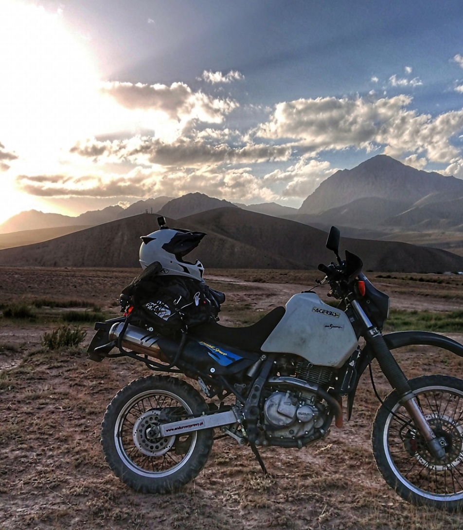 Wyprawy samochodami terenowymi Azja, wypozyczalnia aut 4x4 biszkek rent a motorcycle