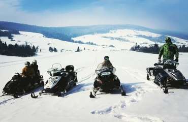 skutery śnieżne karpaty, snowmobiles, snowmobile tours, snezne skutry, romania, rumunia, zimowe atrakcje, wyprawy na skuterach śnieżnych, skutery śnieżne
