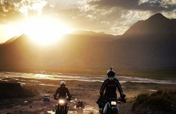 Gruzja na motocyklach w swietle zachodzącego słońca :)